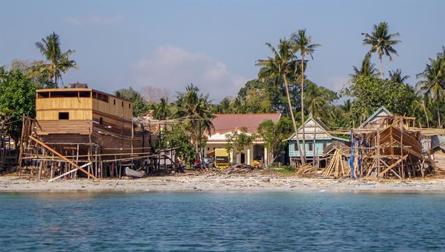 In der kleinen Stadt Tanah Beru, Sulawesi Süd, Indonesien, werden die typisch Holzboote in riesigem Ausmass gebaut.